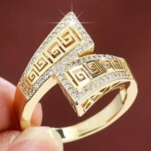 NEW Elegant Gold-Tone Geometric Women's Ring Size 9